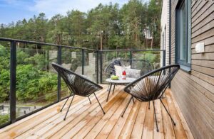 terrasse med stoler og utsikt til skog